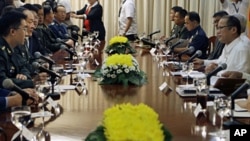 2011年5月23号,菲律宾总统阿基诺(右)和中国国防部长梁光烈(左2)在马尼拉举行会谈。