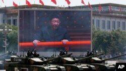 中国领导人习近平在天安门广场阅兵 (2015年9月3日)