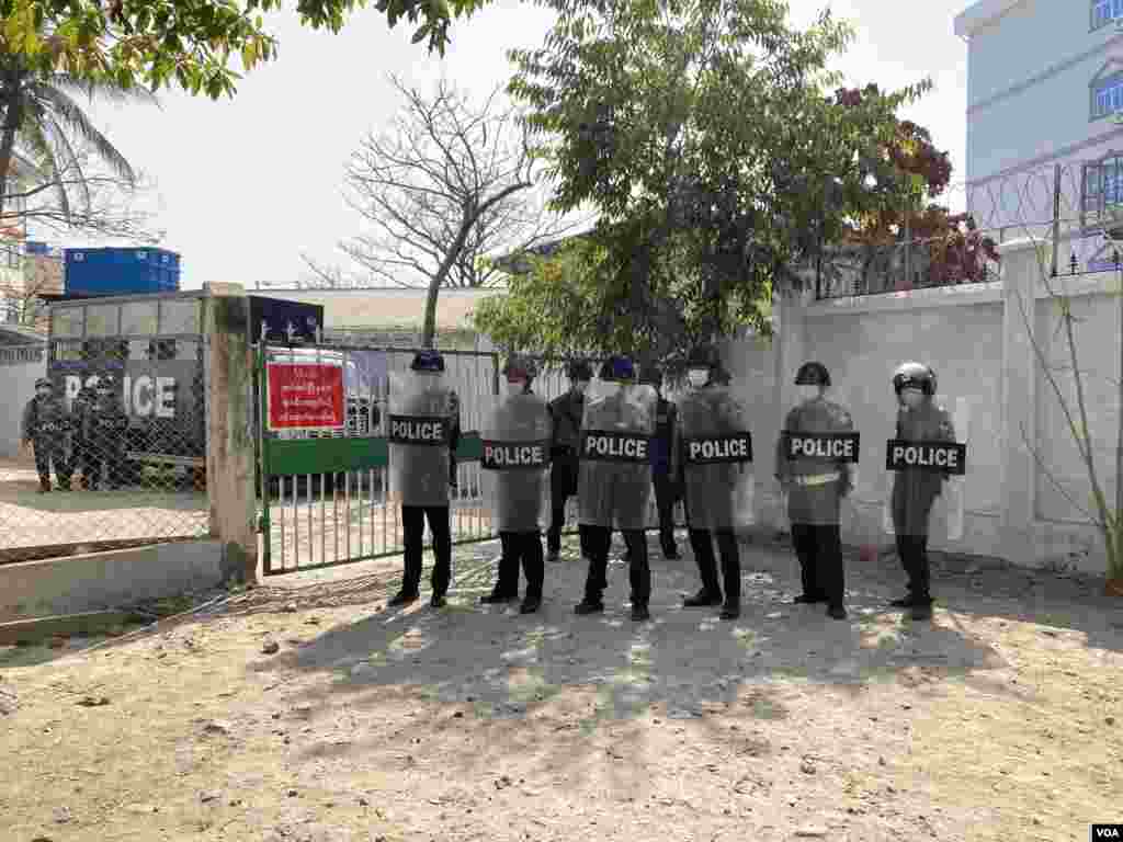 ဖမ်းဆီးခံဆန္ဒပြသူများကို မန္တလေးမြို့ ချမ်းအေးသာစံမြို့နယ် တရားရုံးမှာ ရုံးထုတ်တဲ့ မြင်ကွင်း။