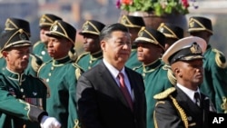 资料照:2018年7月24日,中国国家主席习近平在南非比勒陀利亚政府联合大楼举行的正式欢迎仪式上检阅仪仗队。 (美联社照片)