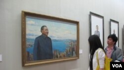 画展观众观看邓小平画像(2010年5月,美国之音张楠拍摄)
