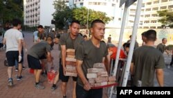 中国驻港部队星期六(11月6日)在香港清理路障和垃圾。