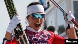 2014年2月22日的索契冬奥会,挪威女选手比约根在女子越野滑雪30公里的比赛后欢呼得冠。