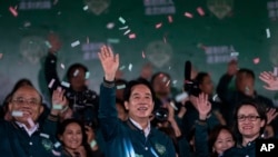 台湾候任总统赖清德(左)2024 年 1 月13日与竞选伙伴萧美琴在台北庆祝胜利。