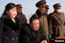 在朝鲜中央通讯社(KCNA)2023年3月20日发布的这张照片中,金正恩和他的女儿金主爱在一个秘密地点观看导弹演习。