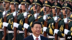 中国国家主席习近平在北京的人民大会堂外检阅仪仗队。(资料照)