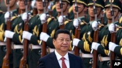 中国国家主席习近平在北京的人民大会堂外检阅仪仗队。(资料照)