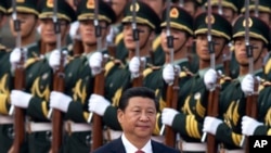 中国国家主席习近平在北京的人民大会堂外检阅仪仗队(资料照)