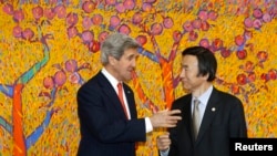 2013年4月12美国国务卿克里(左)和韩国外交通商部长官尹炳世(右)韩国首尔