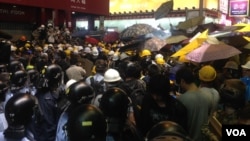 香港警方11月25日在山东街与示威者对峙(美国之音海彦拍摄)