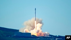 太空探索科技公司从加州范登堡空军基地发射火箭到太空(2017年1月14日)