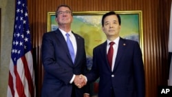 美国国防部长卡特与韩国国防部长韩民求在新加坡召开的亚洲最大年度安全论坛--香格里拉对话会议期间会晤(2016年6月4日)