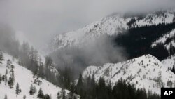 笼罩在雾霭之中的加州塞拉山回声峰。(2017年2月2日)