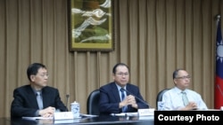 张璠(左)、林祖嘉(中)吴盟分(右)(美国之音杨明拍摄)