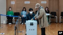韩国2024年4月10日举行国会议员选举。(美联社)