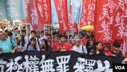 数以万计港人走上街头声援被监禁公民抗争者。 (美国之音记者 海彦2017年8月20日拍摄)