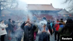 人们在鸡年第一天在北京雍和宫烧香祈福(资料图)