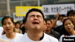 马来西亚驻华大使馆前有失踪乘客家属哭泣,喊口号