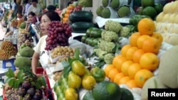 资料照片:越南胡志明市的一个水果摊位。(2006年7月12日)