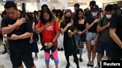 香港示威者在新城市广场商场为抗议活动中的死伤者和911恐袭死难者默哀。(2019年9月11日)