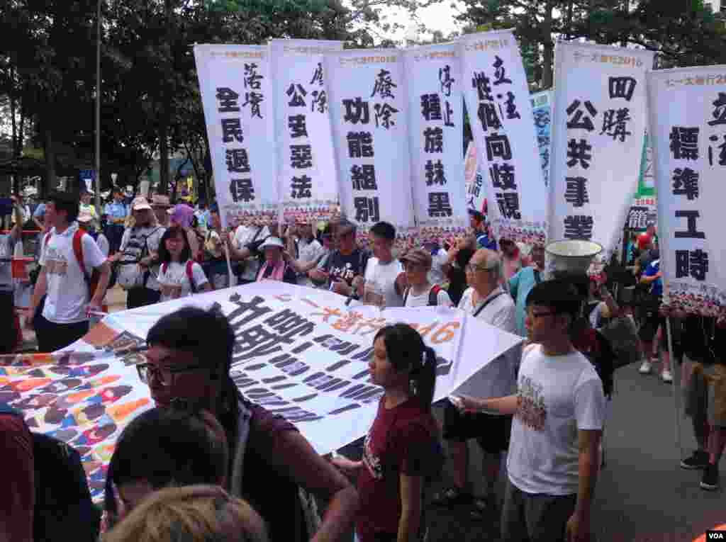 数万港人参加七一大游行誓言守护香港(美国之音海彦拍摄)
