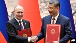 俄罗斯总统弗拉基米尔·普京周四(5月16日)在北京与中国国家主席习近平会晤并出席联合声明签署仪式。(媒体联访照片)