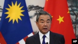 中国外长王毅与马来西亚外长赛夫丁·阿卜杜拉在北京钓鱼台国宾馆会晤后举行的记者会上讲话。(2019年9月12日)