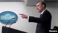 Радник з національної безпеки США Джейк Салліван спілкується із журналістами під час брифінгу у Білому домі.