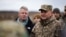 Міністр Збройних сил Великої Британії Люк Поллард (ліворуч) і посол України в Лондоні Валерій Залужний під час відвідання українських військових на навчальному полігоні в центральній Англії 19 листопада 2024 р.