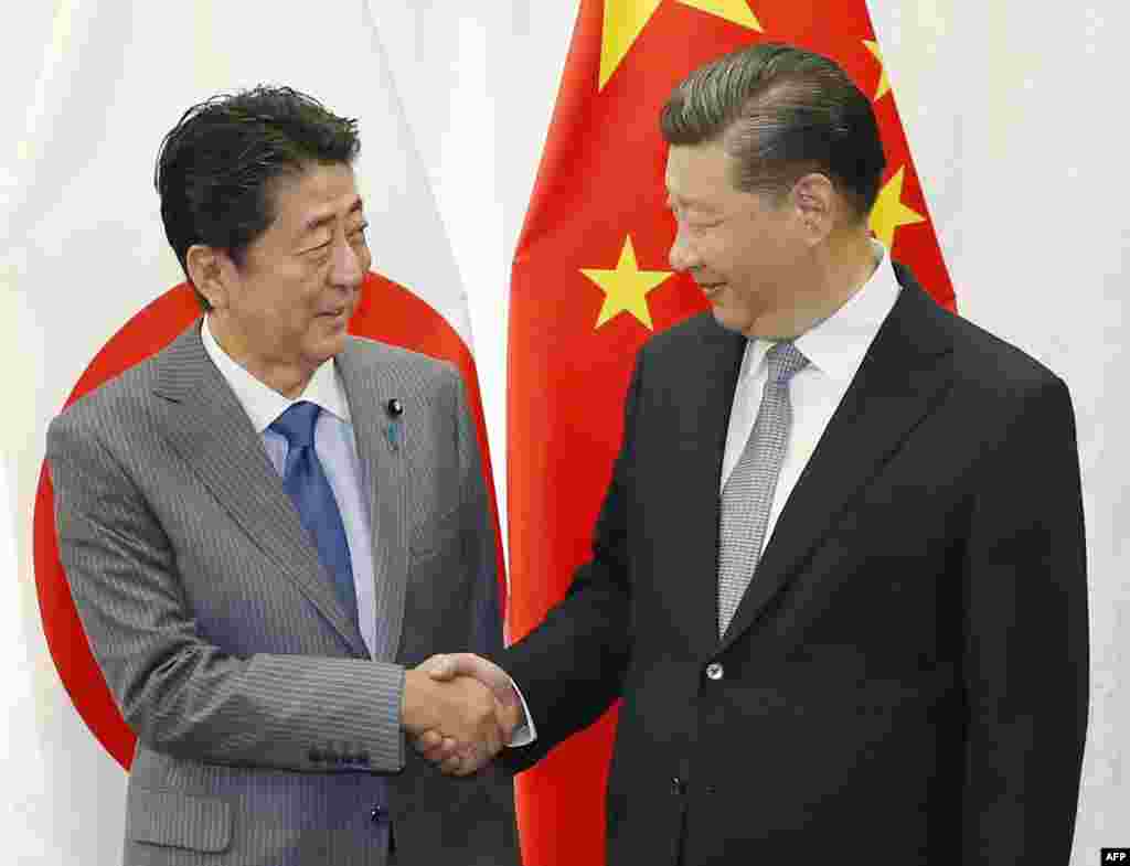 中国国家主席习近平和日本首相安倍晋三在俄罗斯符拉迪沃斯托克举行会晤(2018年9月12日) 。安倍在会晤之后说:“日本和中国的关系正在朝着大改善的方向前进。”习近平在会晤开始时对安倍说,中日关系通过双方的共同努力已经走上正轨,面临重要的改善和发展机会。日本有关官员表示,日中关系改善是因为两国都面临美国政府的压力。华尔街日报报道,美国加征关税的很多中国产品含有日本零件,其中一些是日本公司拥有的工厂制造的,此外,日本钢铝产品也是美国加征关税的对象,日中两国都希望劝说特朗普政府不要加征关税。  