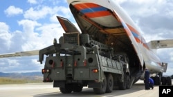 在土耳其安卡拉穆尔特德军事机场,S-400防空系统的部分军用车辆和设备正从俄罗斯运输机上卸载。(2019年7月12日)