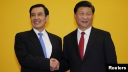中国国家主席习近平和台湾总统马英九2015年11月7日在新加坡握手,正式会晤