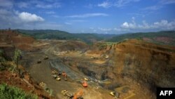 ဖားကန့် ကျောက်စိမ်း တူးဖော်ရေး လုပ်ကွက်တခု ( ဓာတ်ပုံ Ye Aung Thu / AFP) အောက်တိုဘာ ၄ ၂၀၁၅။