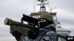 Український військовослужбовець тримає ПЗРК "Стінгер" під час сканування можливих повітряних цілей на борту катера Морської охорони Державної прикордонної служби України під час патрулювання на північному заході Чорного моря 18 грудня 2023 р. Anatolii Stepanov/AFP