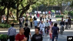 资料照片:印度班加罗尔承接很多美国外包合同的信息科技科技公司的雇员(2013年1月11日)