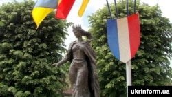 Пам’ятник королеві Франції Анні Ярославні в Санлісі, Франція, архівне фото