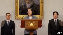 台湾总统蔡英文(中)2018年8月21日在一次记者会上讲话。后右方为时任行政院长赖清德。后左为副总统陈建仁。
