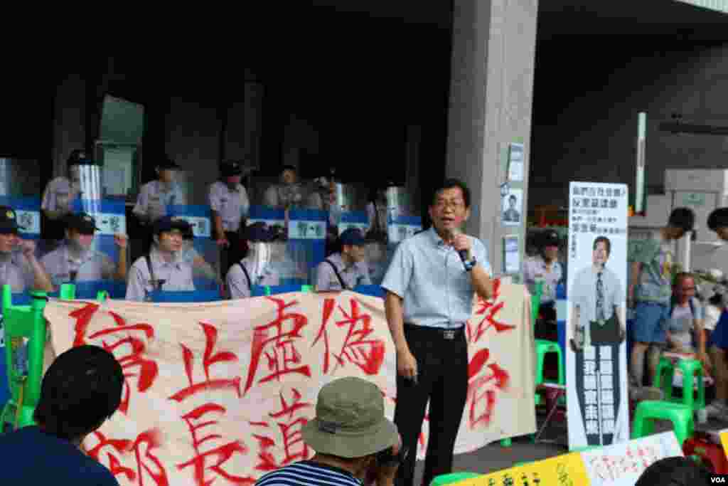 台湾民众星期天在台北的教育部门前示威游行,声援反对“黑箱课纲”的学生,要求教育部长下台。(2015年8月2日 杨明拍摄)