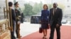 2024年10月18日,英国外交大臣戴维·拉米(右)和英国驻华大使吴若兰(Caroline Wilson )来到北京人民大会堂。(法新社)
