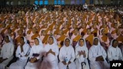 ၂၀၁၇ အောက်တိုဘာ ၁၀ ရက်နေ့ တုန်းက ရန်ကုန်တွင် ဘာသာပေါင်းစုံ ဆုတောင်းပွဲပြုလုပ်စဉ် (AFP)