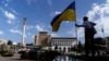 Архівне фото: зруйновані російські танки на Майдані в Києві. Стійкий мир - одна з передумов успішної видбудови, кажуть експерти.