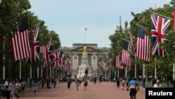 英国为欢迎特朗普总统访问沿通往白金汉宫道路两旁悬挂了美国和英国国旗(2019年6月2号)