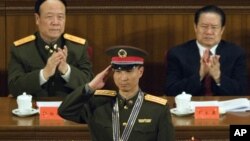 2005年11月,中国中央军委副主席郭伯雄(左)和公安部长周永康(右)参加庆祝神舟六号完成航天飞行的仪式