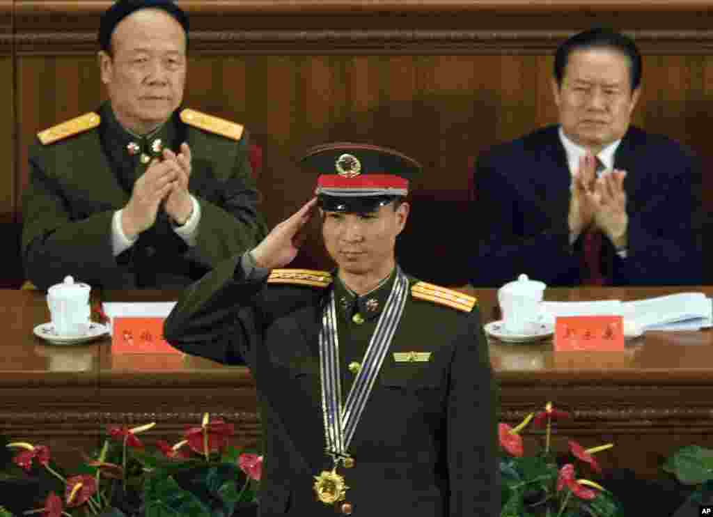 2005年11月,中国中央军委副主席郭伯雄(后排左)和公安部长周永康(后排右)参加庆祝神舟六号完成航天飞行的仪式。2015年7月30日晚10点左右,中纪委网站刊登消息,宣布郭伯雄涉嫌犯罪,中共中央决定开除郭伯雄的党籍,并将其涉嫌犯罪问题及线索移送司法机关依法处理。2016年7月, 郭伯雄被定受贿罪,判处无期徒刑,没收个人全部财产,剥夺上将军衔