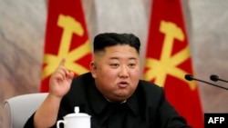 朝鲜官方的朝中社2020年5月24日发布的照片显示,朝鲜领导人金正恩在未透露的地点出席劳动党中央军委会议。