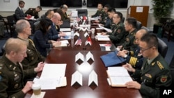 美国国防部提供的照片显示,负责中国、台湾与蒙古事务的副助理部长蔡斯与中国代表团在五角大楼举行年度美中防务政策协调会谈。(2024年1月9日)