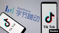 图为智能手机显示的TikTok应用软件标记,背景是北京的字节跳动公司标志(2019年11月27日)