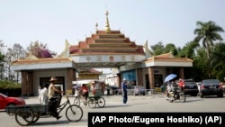 တရုတ် မြန်မာ နယ်စပ်ကုန်သွယ်ရေးဂိတ် (AP Photo/Eugene Hoshiko)