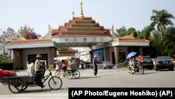 တရုတ် မြန်မာ နယ်စပ်ကုန်သွယ်ရေးဂိတ် (AP Photo/Eugene Hoshiko)