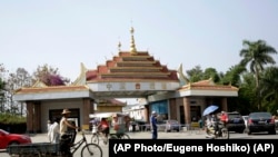 တရုတ် မြန်မာ နယ်စပ်ကုန်သွယ်ရေးဂိတ် (AP Photo/Eugene Hoshiko)